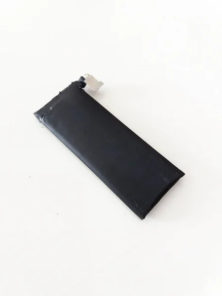Şişmiş cep telefonu bataryası - eski hasarlı pil — Stok fotoğraf