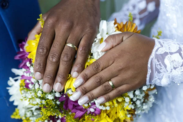 Manos unidas y anillos de boda —  Fotos de Stock