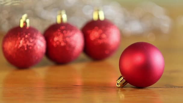 クリスマスと新年の休日の背景にクリスマスボール 赤いクリスマスツリーボール — ストック動画