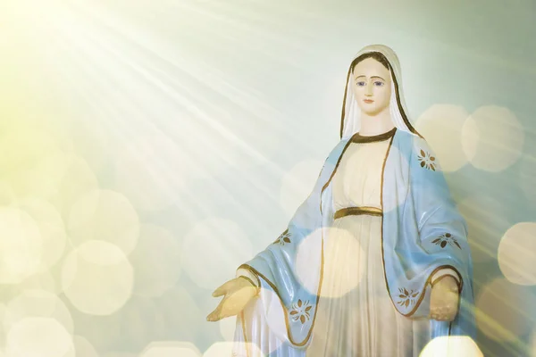 Standbeeld van Onze Lieve Vrouw van genade maagd Maria in de kerk — Stockfoto
