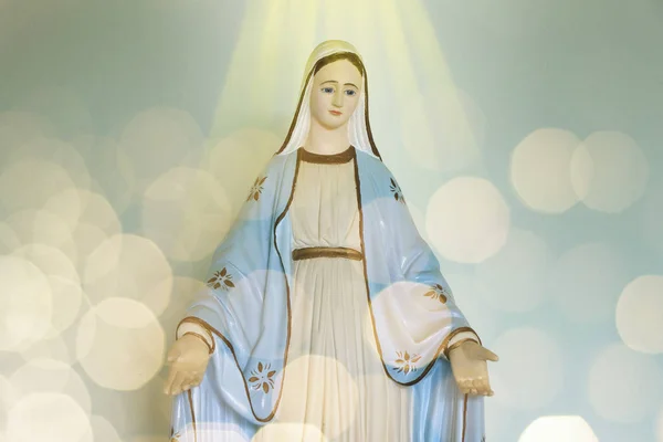 Standbeeld van Onze Lieve Vrouw van genade maagd Maria in de kerk — Stockfoto