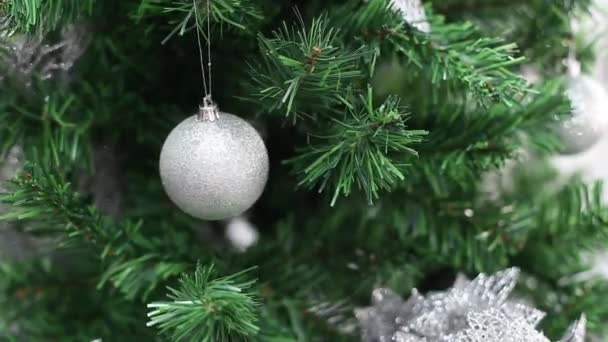 圣诞和新年背景下的圣诞球 银白色的圣诞球和圣诞树 — 图库视频影像