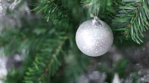 圣诞和新年背景下的圣诞球 银白色的圣诞球和圣诞树 — 图库视频影像