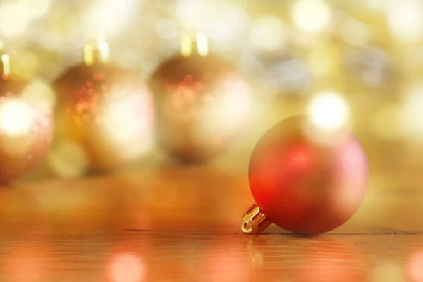 クリスマスと新年の休日の背景にクリスマスボール — ストック写真