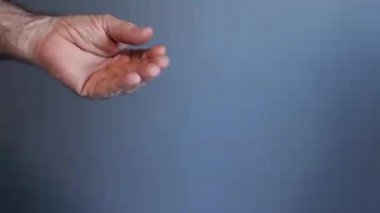 Elleri ticarette para dağıtıyor. Brezilya banknotları. Brezilya 'dan gelen para, Real, Brezilya Brl banknotları, Brezilya para birimi, ekonomi ve iş dünyası..