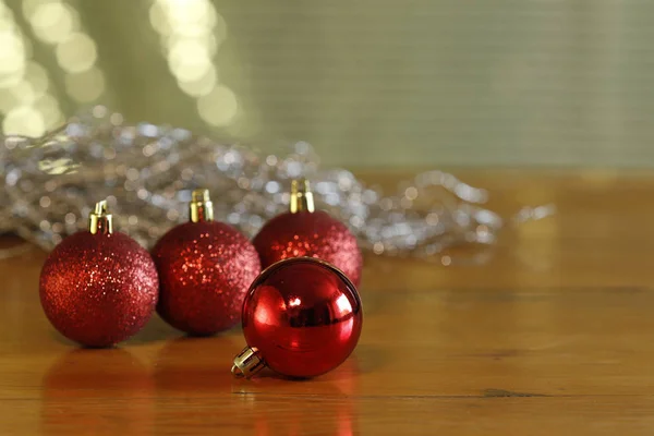 Vánoce a Nový rok dovolená na pozadí s vánoční koule — Stock fotografie