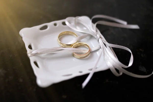 Dos anillos de bodas de oro para hombre y mujer —  Fotos de Stock