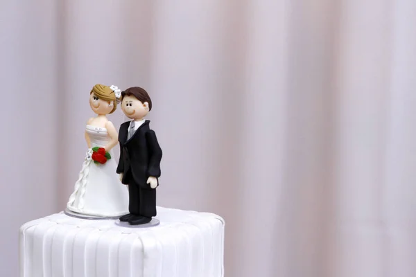 Beautiful statues of bride and groom decorative wedding cake — Stock Photo, Image