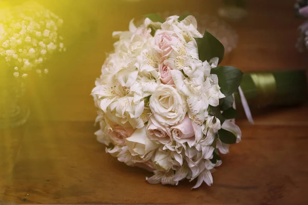 Kleurrijke bloemenboeket voor bruid — Stockfoto