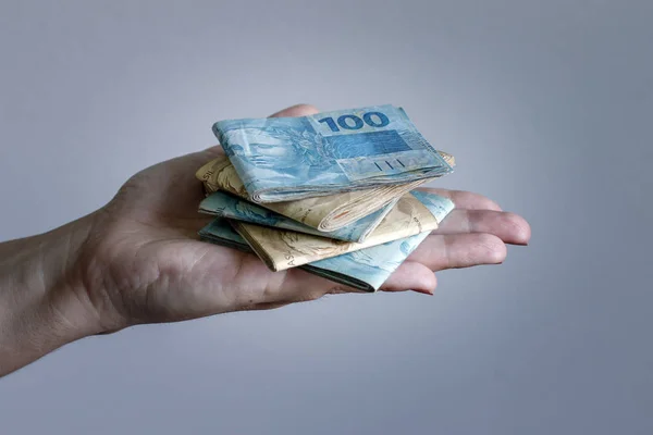 Hände, die brasilianische echte Scheine halten - Geld aus Brasilien - Scheine o — Stockfoto