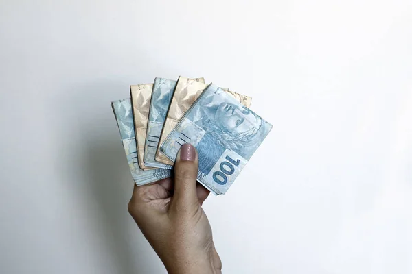 Dinheiro do Brasil, notas de Real, moeda brasileira. Na foto, mãos  manipulando notas de 50 reais Stock Photo - Alamy