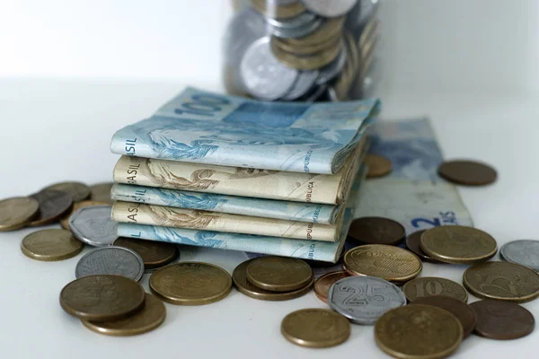 Mãos segurando notas reais brasileiras - Dinheiro do Brasil - Notas o — Fotografia de Stock