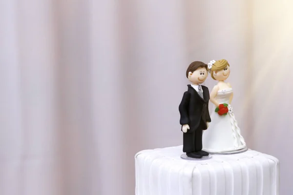 新娘和新郎装饰结婚蛋糕的漂亮雕像 — 图库照片