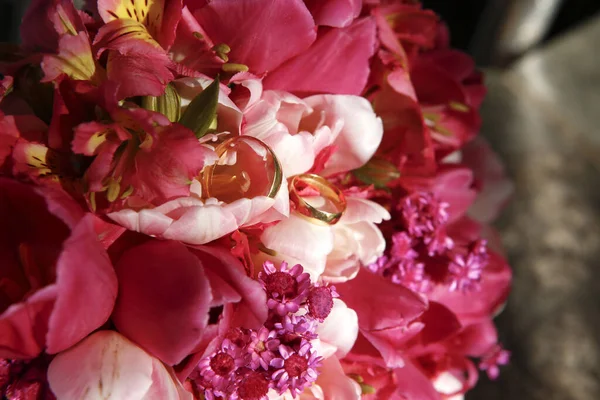 Anello nuziale e mazzo di fiori — Foto Stock