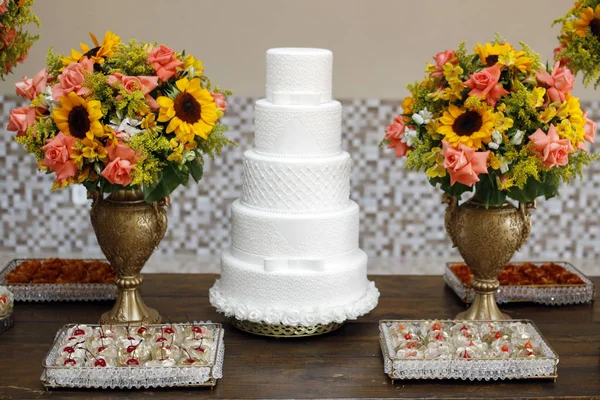 Białe dekorowane ciasto party — Zdjęcie stockowe