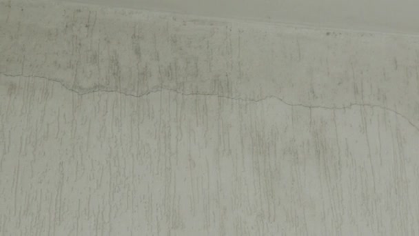 Sızıntısı Küf Çatlaklar Duvarda Evin Beyaz Çatısında — Stok video