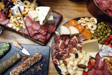 Güzel dekore edilmiş soğuk yemekler açık büfede.