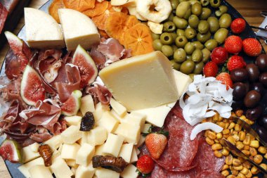 Güzel dekore edilmiş soğuk yemekler açık büfede.