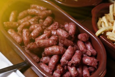 Lezzetli atıştırmalıkların artığı ve dilimlenmiş linguicinha.