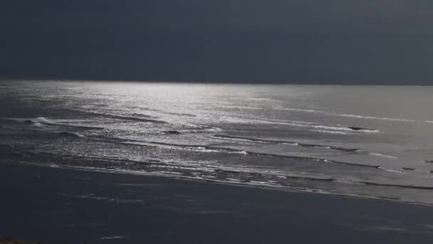 Spokojne Morze Kilkoma Falami Ciemnym Wieczorem — Wideo stockowe