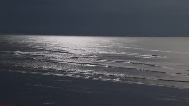 Mar Tranquilo Con Pocas Olas Oscuro Por Noche — Vídeo de stock