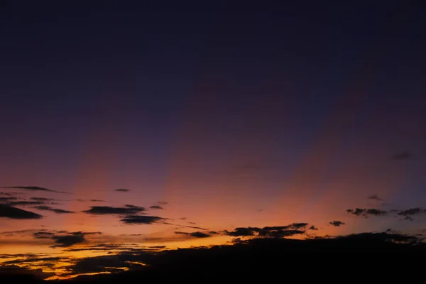 Złote Popołudnie Zachodem Słońca Między Chmurami — Zdjęcie stockowe