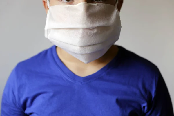 Pojke Bär Medicinsk Mask För Medicinsk Behandling Och Skydd Covid — Stockfoto