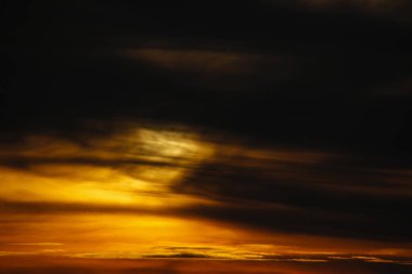 Bulutların arasında batan güneşle altın öğleden sonra