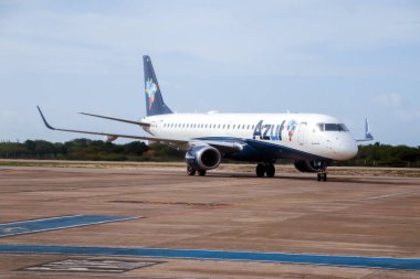 Cruz, CE / Brazil - 2020-01-23: Embraer 195 sefer sayılı uçak Azul, Comandante Ariston Pessoa havaalanı, Jericoacoara.