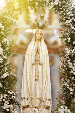 Fatima Anıtı, Katolik dininde Tanrı 'nın annesi, Fatima Tespihi' nin Hanımı, Bakire Meryem