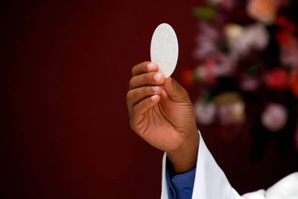 Santo Wafer Santa Comunhão Igreja Tomando Santa Comunhão Padre Celebra — Fotografia de Stock