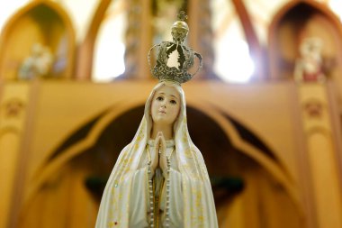 Fatima Anıtı, Katolik dininde Tanrı 'nın annesi, Fatima Tespihi' nin Hanımı, Bakire Meryem