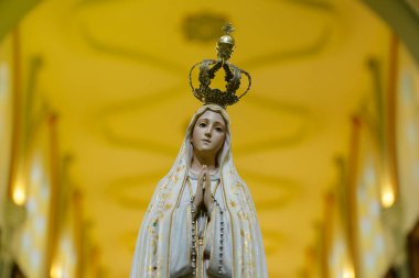 Fatima Anıtı, Katolik dininde Tanrı 'nın annesi, Fatima Tespihi' nin Hanımı, Bakire Meryem