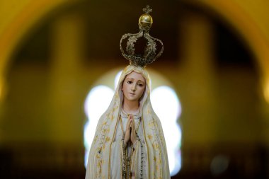 Fatima Anıtı, Katolik dininde Tanrı 'nın annesi, Fatima Tespihi' nin Hanımı, Bakire Meryem