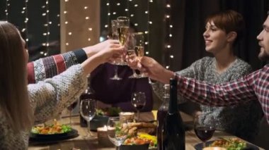 Arkadaşların evde yemek masasında tatil partisi veriyor. Noel 'i kutlayalım. Beş kişi yer, şampanya içer, konuşur ve güler..
