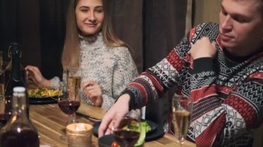 Arkadaşların evde yemek masasında tatil partisi veriyor. Noel 'i kutlayalım. Beş kişi yer, şampanya içer, konuşur ve güler..