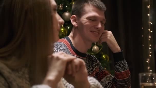 Vrienden feestmaal thuis rond de tafel. Vier Kerstmis. Vijf mensen eten, drinken champagne, praten en lachen. — Stockvideo