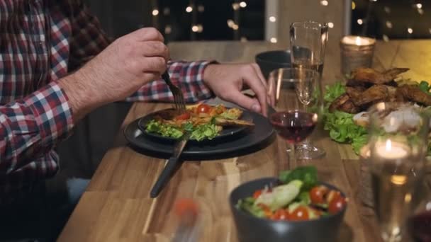 Amigos cena de fiesta en casa alrededor de la mesa. Celebra la Navidad. Cinco personas comen, beben champán, hablan y ríen . — Vídeos de Stock