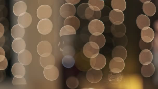 Triturando copas de champán. Un brindis celebrando la Navidad. Luces amarillas en el fondo. Un montón de manos. Un grupo de amigos . — Vídeos de Stock