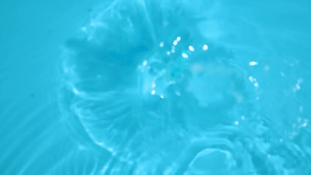Una joya en forma de corazón se encuentra en el fondo del mar con agua azul . — Vídeos de Stock