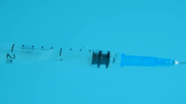 파란 물에 담긴 주사기. 중독 과 중독. — 비디오