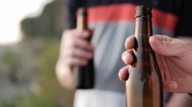 İki genç adam şişelerden bira içer ve dışarıda dinlenir. Doğada bir hafta sonu, arkadaşlarla bir toplantı..