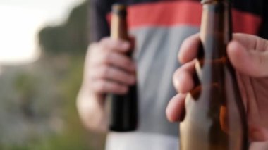 İki genç adam şişelerden bira içer ve dışarıda dinlenir. Doğada bir hafta sonu, arkadaşlarla bir toplantı..