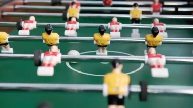 Arkadaşlar masa futbolu oynar, ya da vurucu..