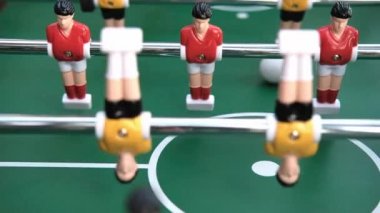 Arkadaşlar masa futbolu oynar, ya da vurucu..