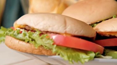 Ormanda açık hava partisi. Kampta akşam yemeği. Şişelenmiş bira ve kokteyller, hamburgerler ve cipsler, abur cubur ve atıştırmalıklar masada..