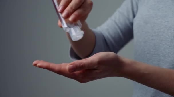 女性の手を閉じる。チューブ抗菌スケーラー消毒剤の外にスクイズします。手を貸せ。コロナウイルスに対する予防と保護. — ストック動画