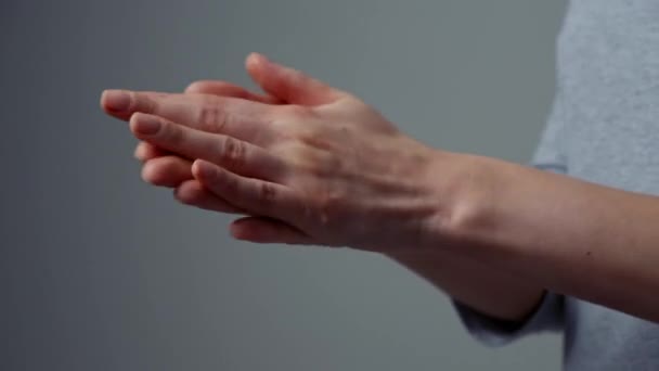 Vrouwt handen van dichtbij. Knijpt uit de buis antibacteriële scaler ontsmettingsmiddel. Handvat handen. Preventie en bescherming tegen het coronavirus. — Stockvideo