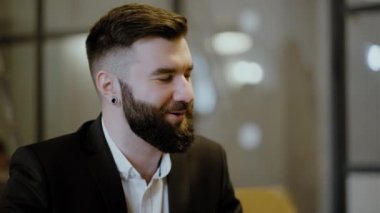 Takım elbiseli iki adam bir restoranda oturuyor. Bir iş toplantısı. Erkekler kahve içer ve konuşur..