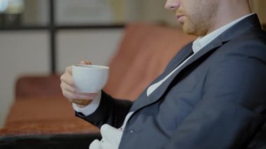 Takım elbiseli iki adam bir restoranda oturuyor. Bir iş toplantısı. Erkekler kahve içer ve konuşur..